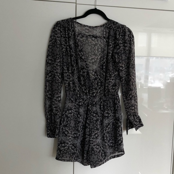 BCBG Black grey print long sleeve romper - Picture 2 of 5